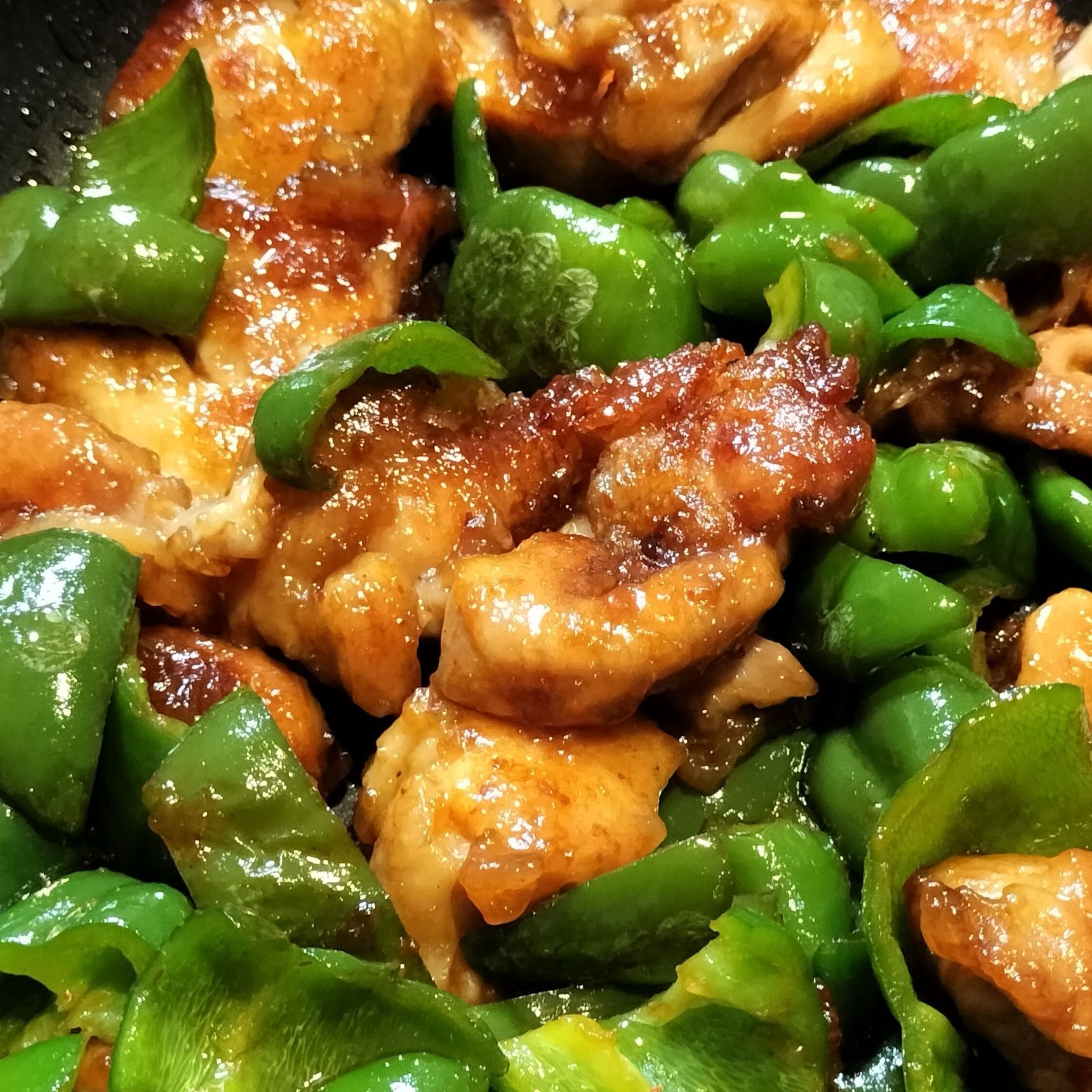 酢醤油をつけて食べる！コク旨！鶏もも肉とピーマンの甘辛ニンニク唐辛子炒め！