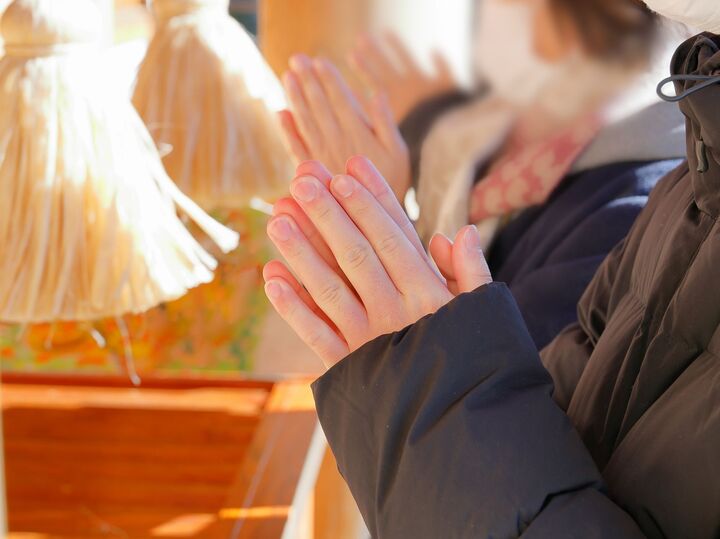 お賽銭5円は本当に正解?お守りはいくつ持ってもOK!?人気占い師が教える「神様に愛される参拝マナー」【じぶんでできる開運習慣】