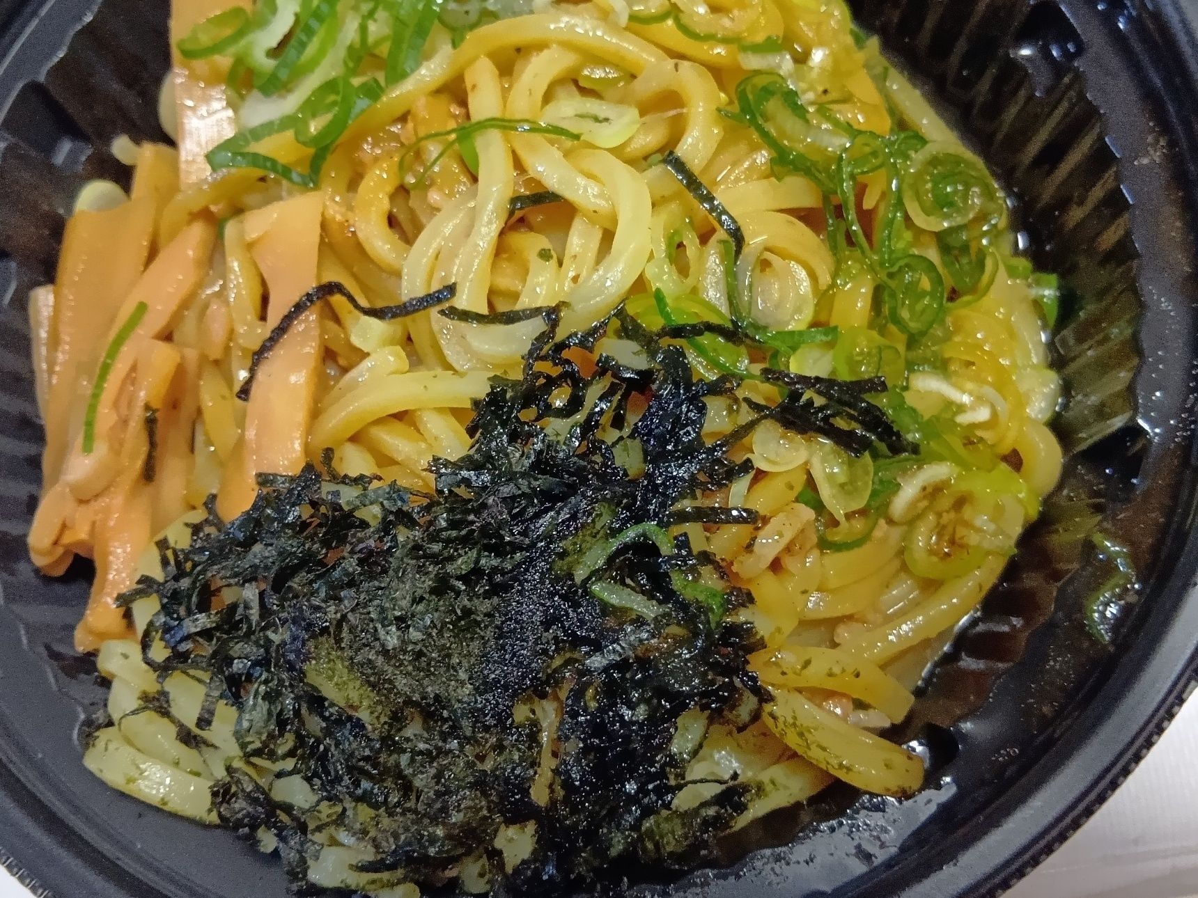 買ってきた牛丼を、早速いただきました！油そばは、はじめて食べてみましたよ！