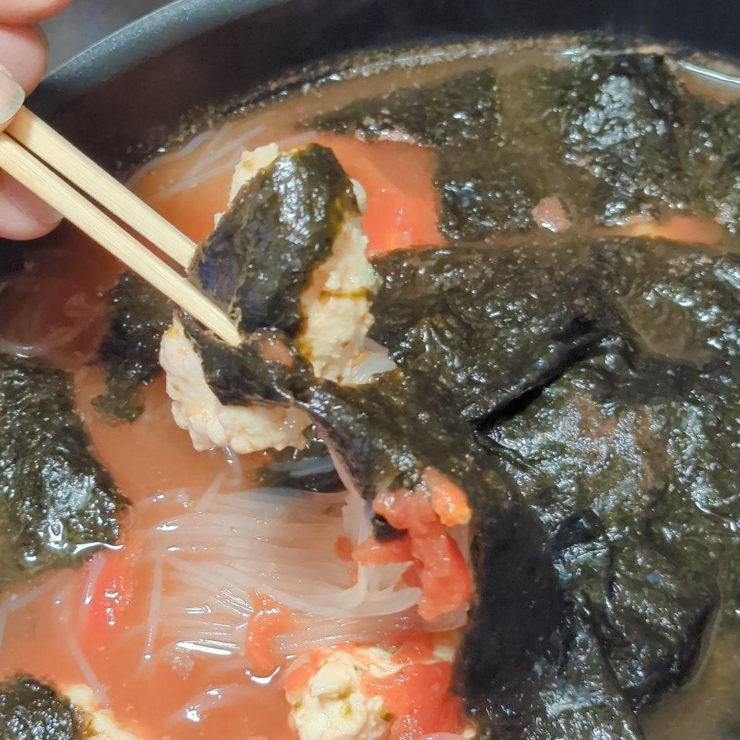 トマト缶を入れて最後に海苔を浮かべる。