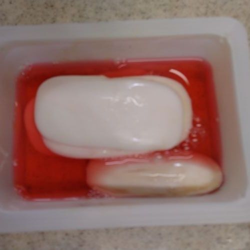 石けんに食紅水を混ぜる