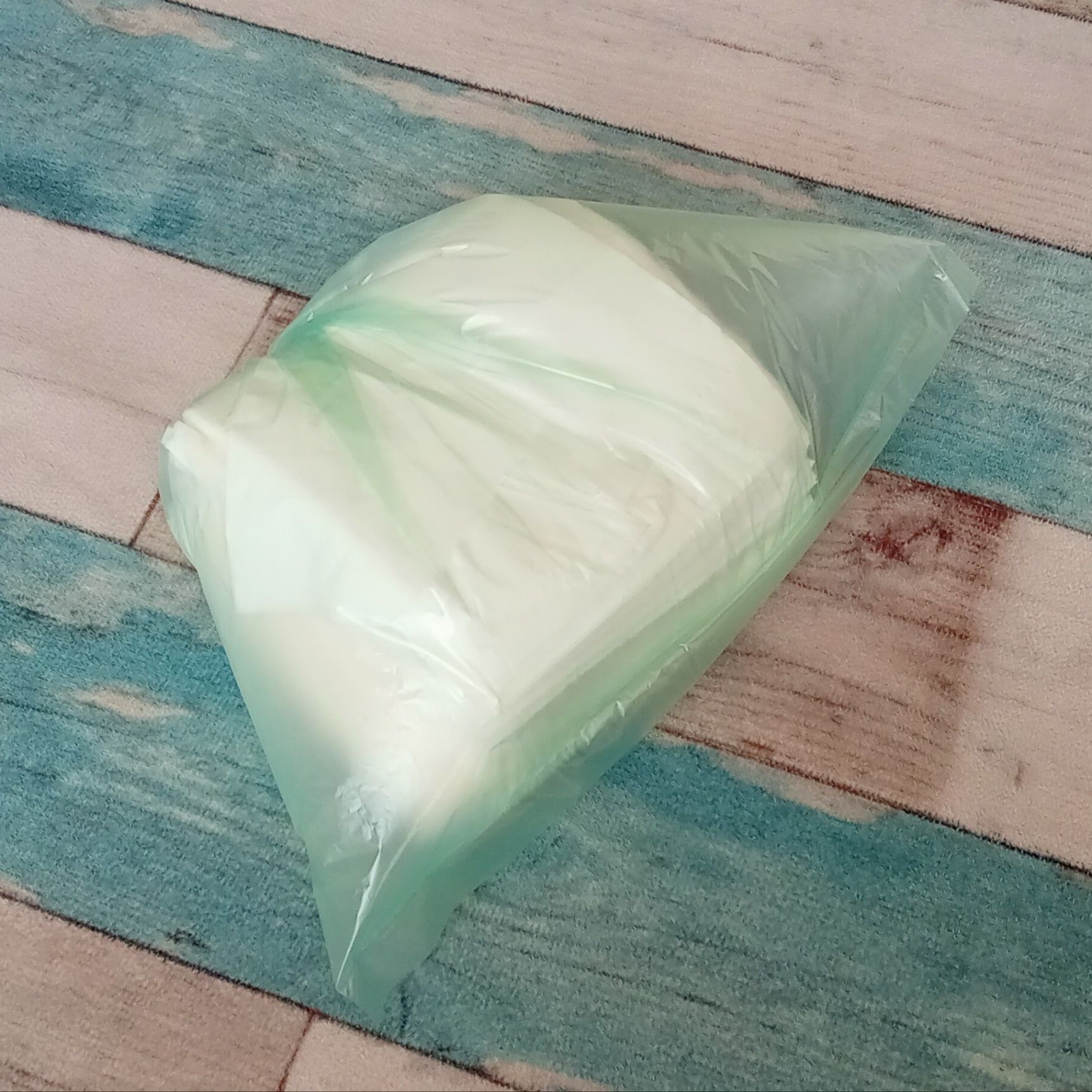 半分にカットした予備は袋に入れておき、なくなったら足します