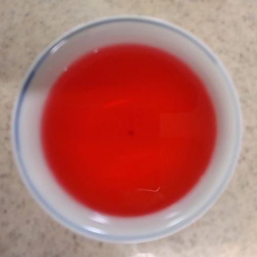 食紅と水を混ぜる