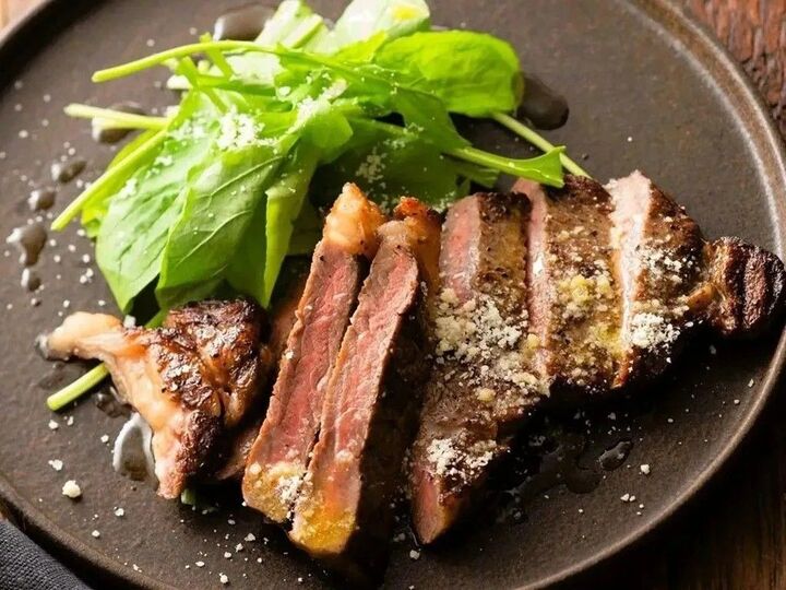 パスタ世界一シェフが教える「小さじ2杯かけるだけで、安い肉が熟成肉の味わいになる裏ワザ」がすごい!