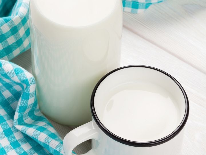 「牛乳」にまさかの食べ物を組み合わせたら…!?みそ汁、柿の種、納豆まで!主婦100人に聞いた〈意外すぎる牛乳の飲み方・食べ方〉がおもしろい♪