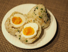 『天かす』と『めんつゆ』で、こんなにウマいの！？一度食べたらやみつき♡絶品たぬきおにぎり