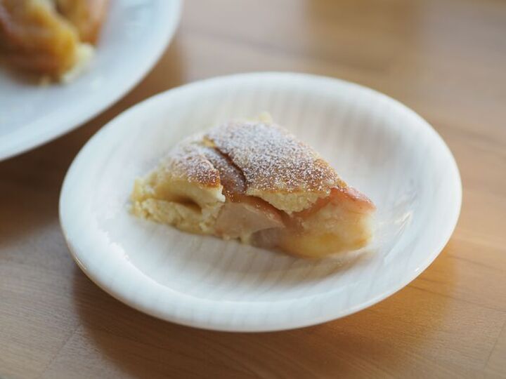 『りんご2個』をフライパンに並べたら…!?オーブンなしで驚きの仕上がり!香り広がるアップルケーキ