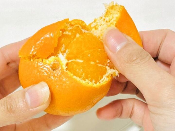 みかんの『白い筋』を一発で取る方法。皮をむく前にあることをするだけで…?しかも美味しくなって一石二鳥♪