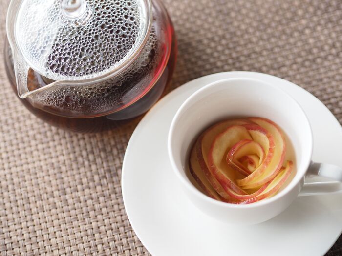 「りんご」をくるくる巻くだけ！紅茶に浮かべたら…まるでバラの花♡華やかすぎる「ローズティー」の作り方