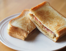 「いつもの食パン」が激変！バナナ×ベーコン×ピーナッツバターで作る〈アメリカ発の絶品ホットサンド〉がたまらない♪