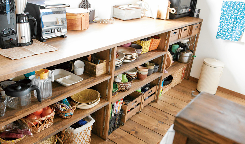 オープン棚にすることでコストダウンしたキッチン