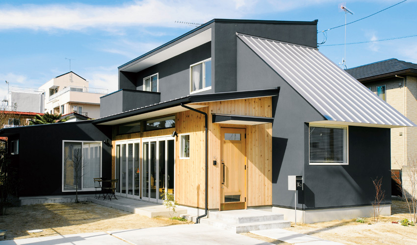 黒が基調の外観