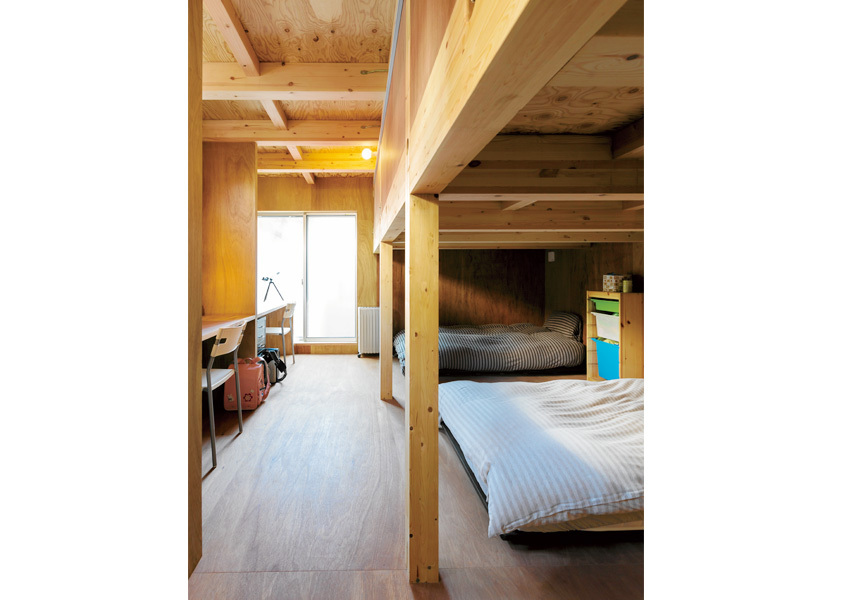 13畳ほどの細長い空間を利用した子供部屋