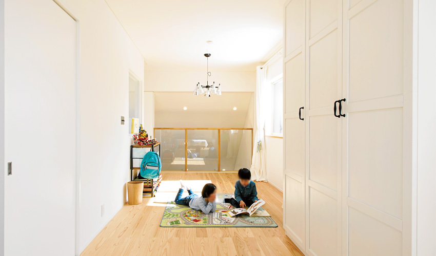 床は杉の無垢材の子ども部屋