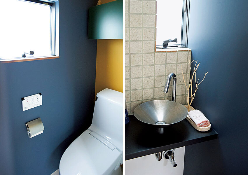 少し濃いめの色を組み合わせたモダンなトイレ&手洗いコーナー