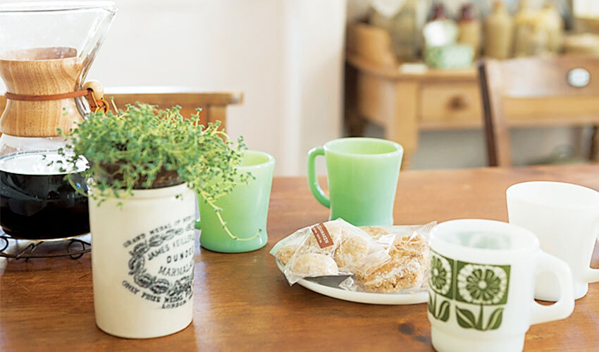 ファイヤーキングのカップがおかれたダイニングテーブル