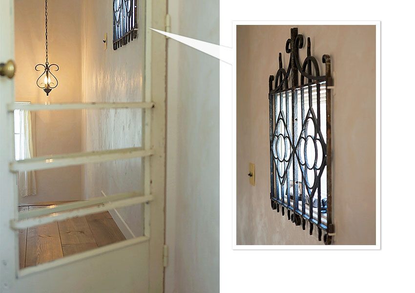 階段ホールの窓にとりつけたアンティークアイアンフェイス