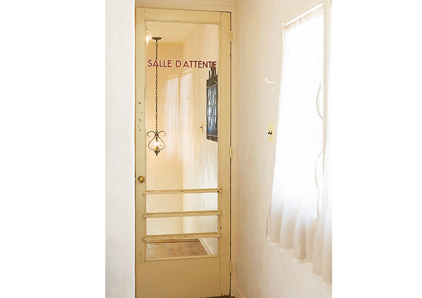 フランス語で「待合室」と書かれたアンティークドア