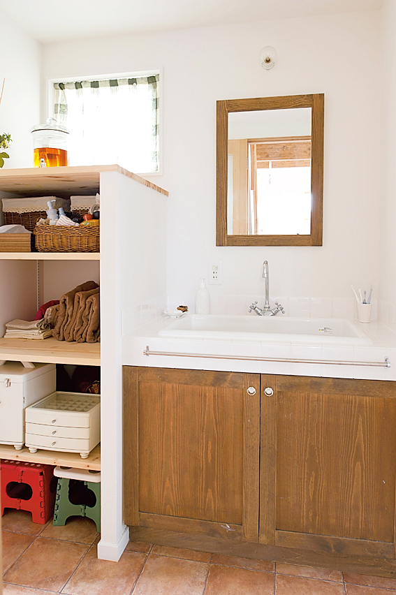 洗面室のオープン棚収納の写真