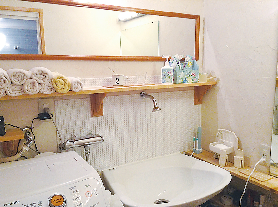 並んでメイクできるよう横長に設置された洗面所の鏡