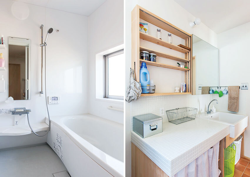 白でまとめたシンプルな浴室と洗面室