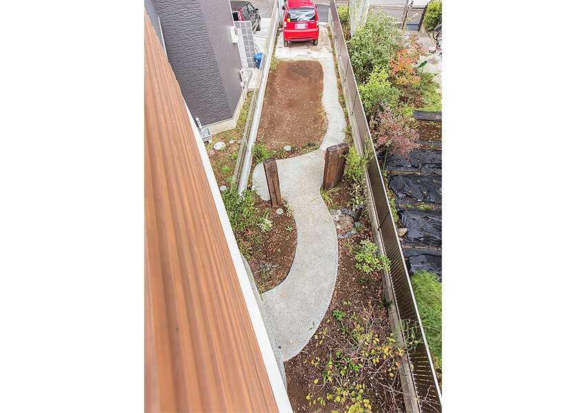 玄関へと誘う小径