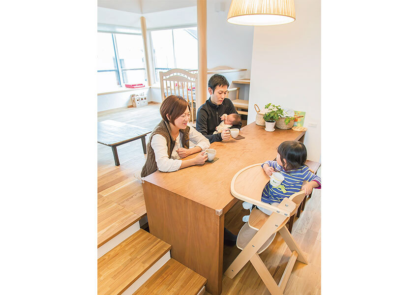 段差をベンチにしたダイニング