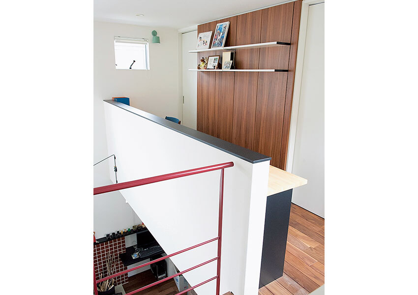 デスクとして使えるカウンターを廊下に設けたデスクコーナー