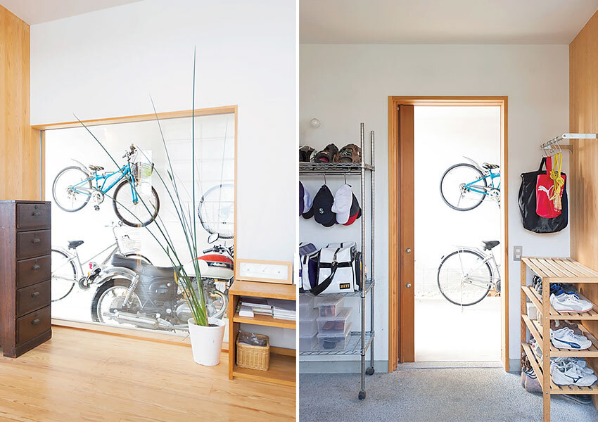 野球の道具がずらりと並んだ土間