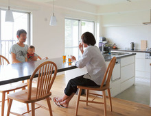 大きなテーブル兼カウンターで “作りながら食べる” ライフスタイルを満喫中！
