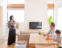 間仕切りのないLDKは 子どもがぐるぐる回れて 家族の顔がいつも見える