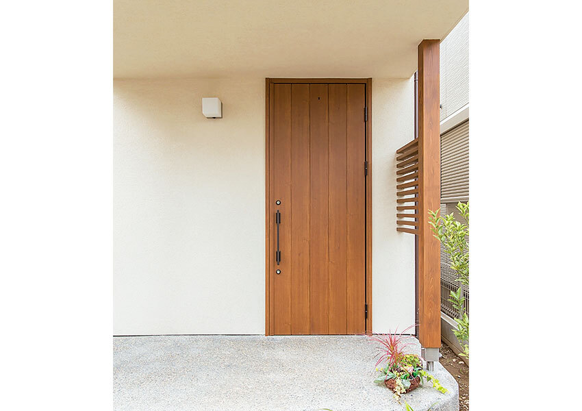 ルーパーを設置した玄関ドア