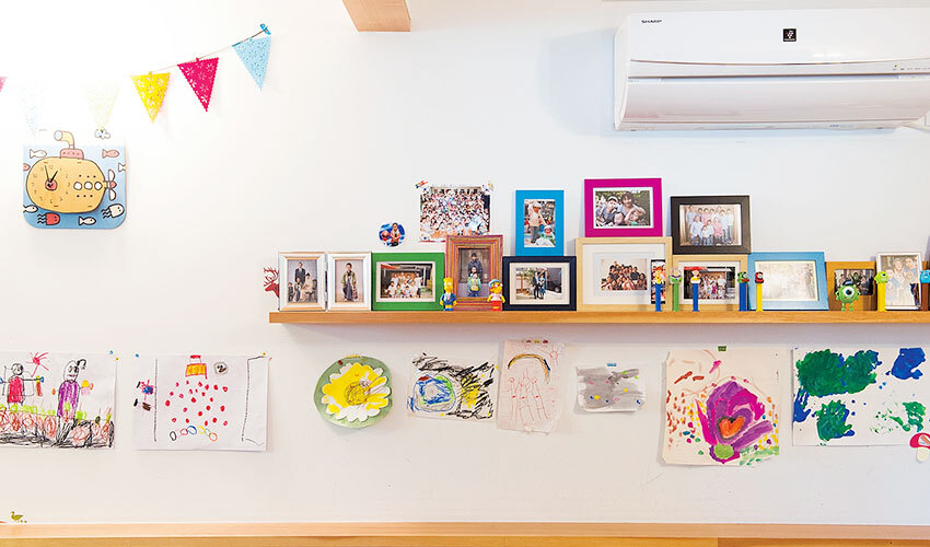 子どもたちの写真や作品などが飾られている子供部屋