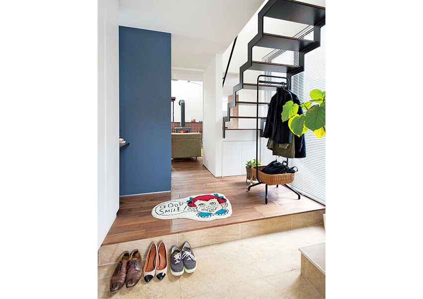 正面に薪ストーブが見える玄関ホール