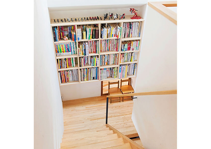 壁面を生かした本棚の階段