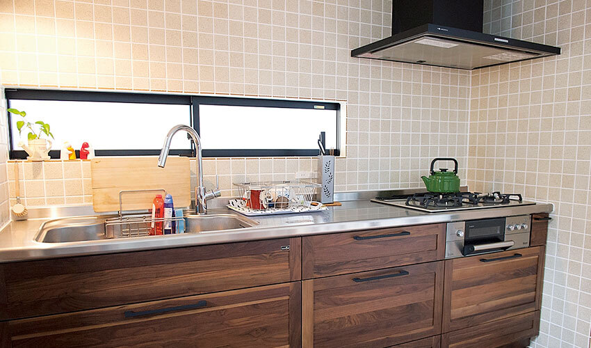 ウッドワン製品で木目デザインのシステムキッチン