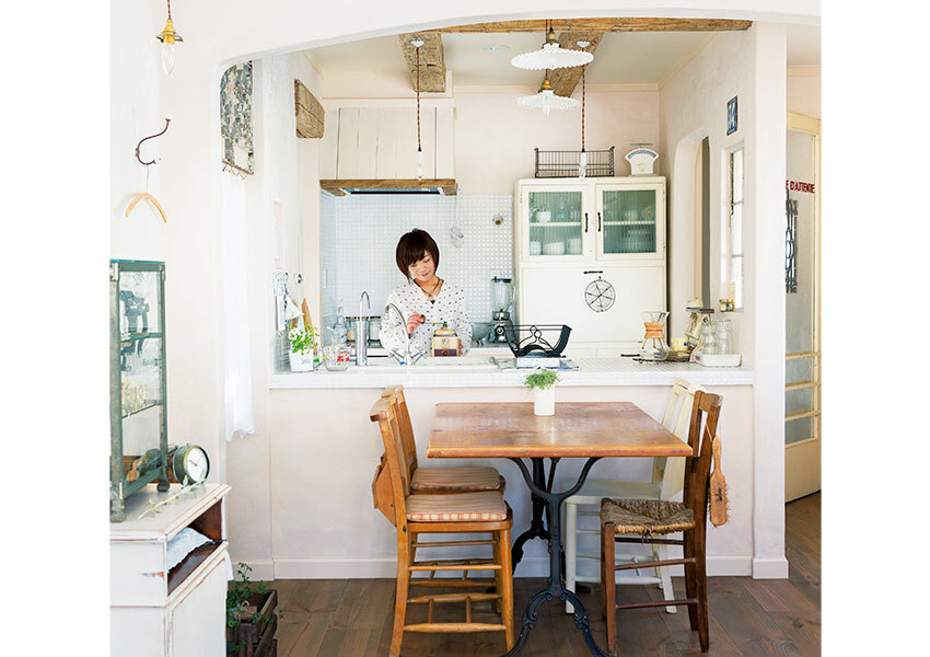 アンティークのカップボードが主役のキッチン