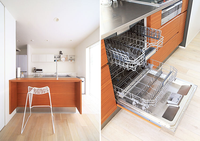 無垢のチーク材が白い空間のキッチン