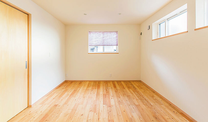 カラマツの床材の子ども部屋