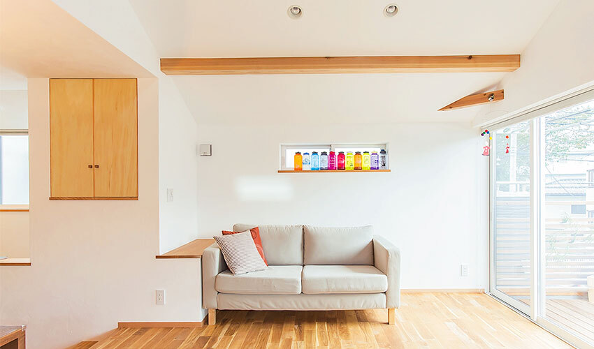 天井が低いソファコーナー