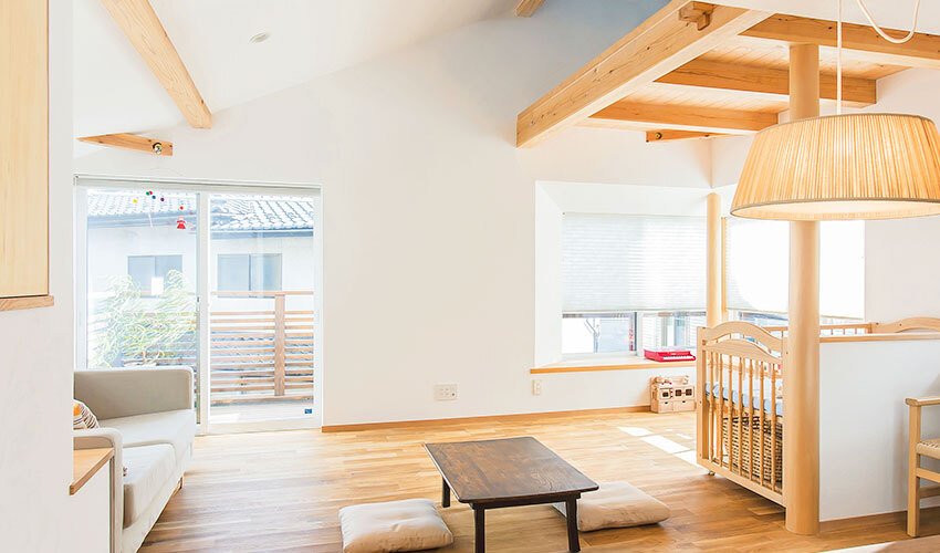 3方向に窓を設けた明るいリビング