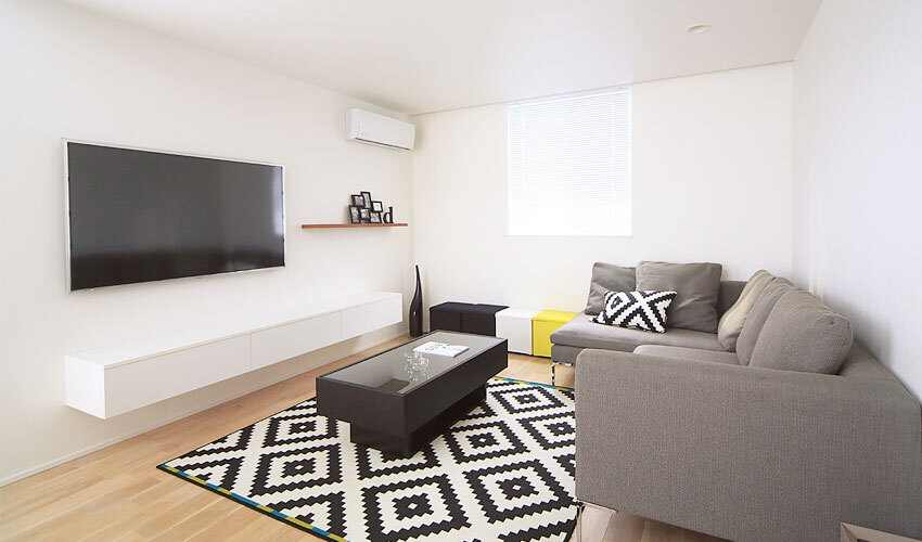 モダンな白い空間のリビング