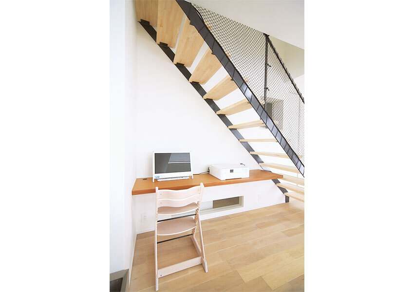 チーク材でカウンターを設置したリビング