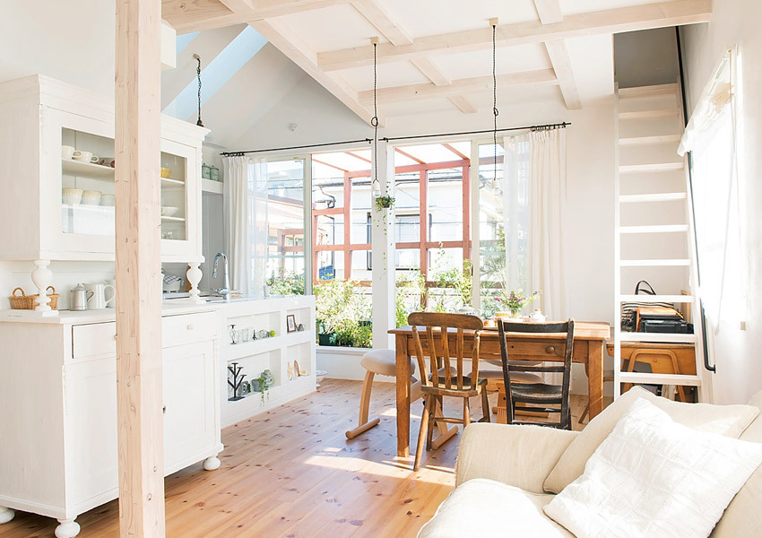 ワンルーム空間のリビングダイニング