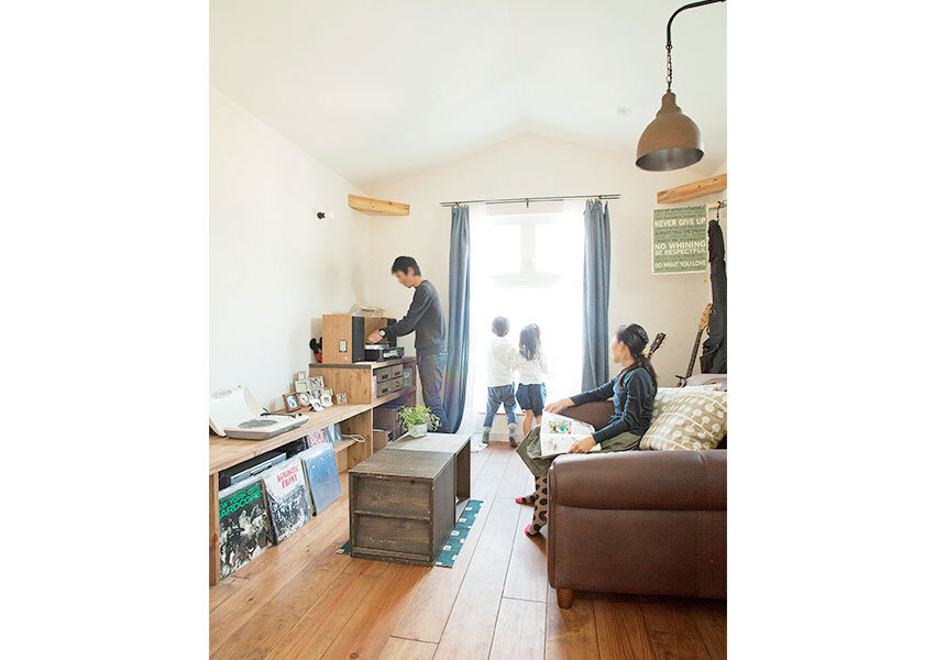 壁はしっくい風のクロス張りリビング