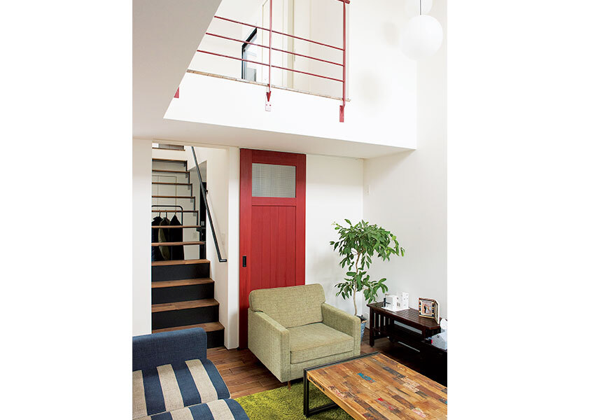 赤の引き戸やスケルトン階段が印象的なリビング