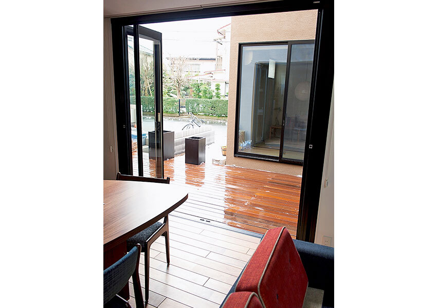 デッキ越しに和室が見える中庭