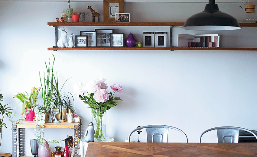 心地よい時間が流れるリビング。コーヒーや植物が映える空間です。