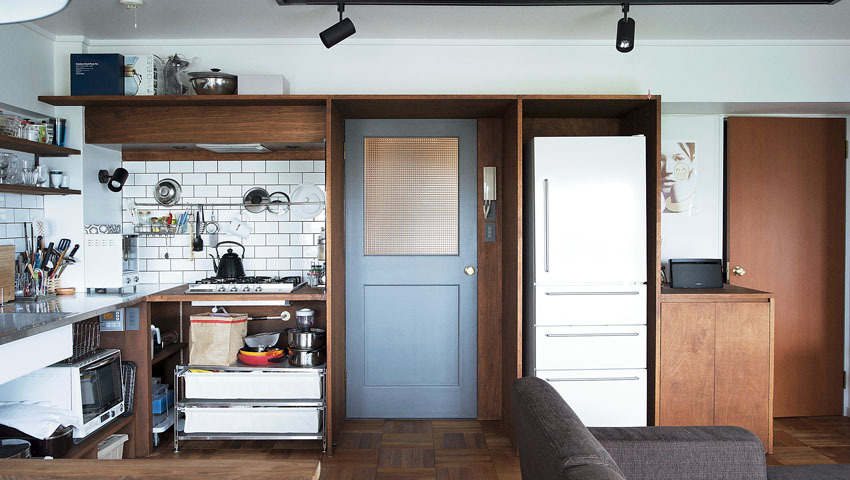 キッチンはDIYでペイントしました。ブルーグレーのドアがアクセント