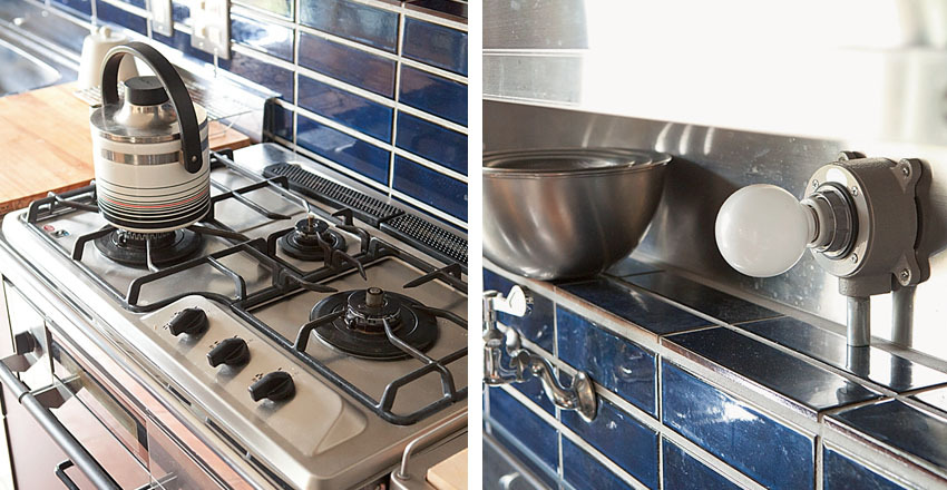 ハーマンのガスコンロとレトロ感がにじむ照明